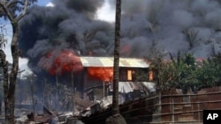 지난 6월 버마 서부 라카인 주에서 종교 갈등으로 일어 난 충돌로 불에 타는 가옥. (자료사진) 