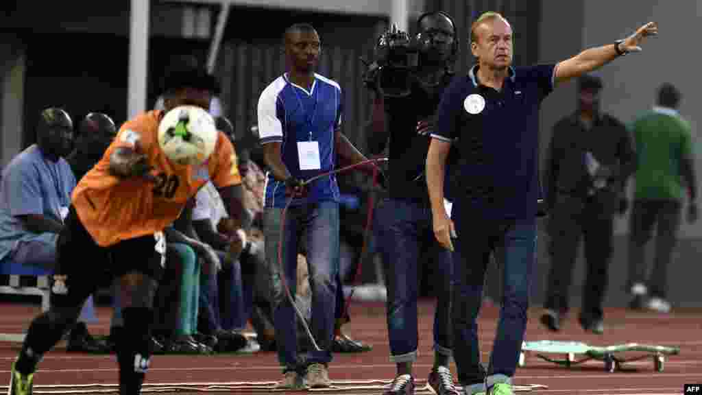 Le sélectionneur du Nigeria, Gernot Rohr, donne des instructions à ses joueurs&nbsp; lors du match de qualification de la Coupe du Monde le 7 octobre 2017 à Uyo.