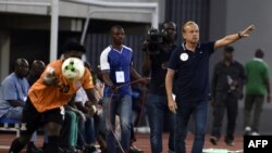 Le sélectionneur Gernot Rohr donnant des instructions à ses joueurs lors du match Nigeria - Zambie pendant les éliminatoires du Mondial 2018, Uyo le 7 Octobre 2017 AFP PHOTO