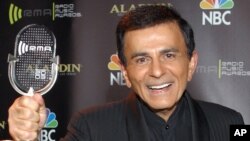 Casey Kasem muestra su premio durante los Premios a la Música de Radio de 2003.