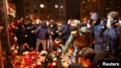 Люди собрались почтить память Романа Бондаренко. Минск, ноябрь 2020 года.
