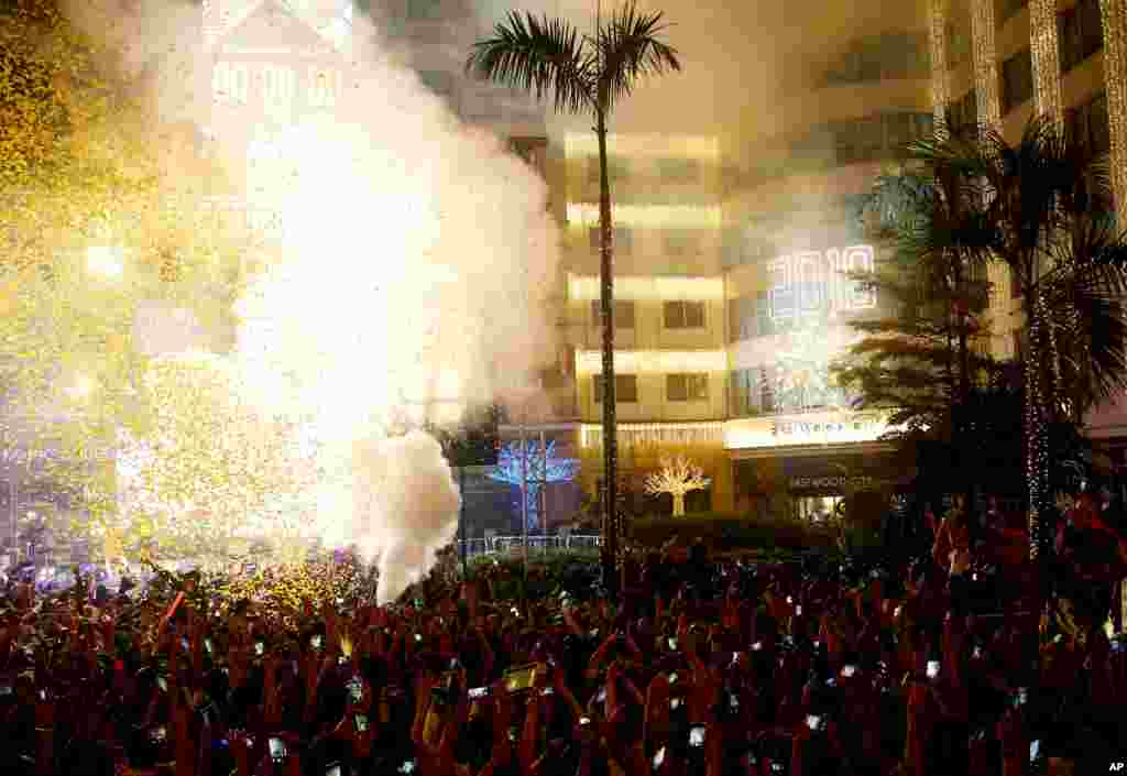 Confeti llueve en los juerguistas del centro comercial Eastwood mientras los filipinos celebran el Año Nuevo el martes 1 de enero de 2019 en la ciudad suburbana de Quezon, al noreste de Manila, Filipinas. Los filipinos celebran el Año Nuevo con el ruido más fuerte posible, incluido el lanzamiento de poderosos petardos en una de las celebraciones más violentas de Asia. 