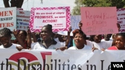 Protestеrs, demanding greater diversity in Kenyan President Uhuru Kenyatta's proposed new cabinet, march from Nairobi's Freedom Corner to the country's parliament building, in Nairobi, Kenya, Feb. 8, 2018. (R. Ombuor/VOA)