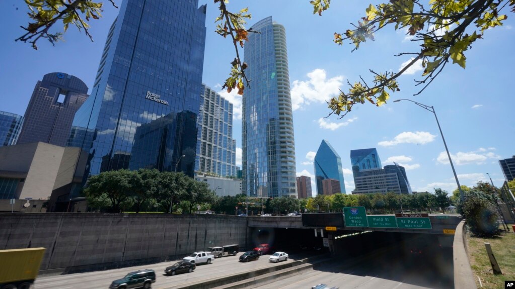 Tránsito ligero por el centro de Dallas el 12 de agosto de 2021.
