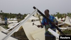 Yon mesye ak mato nan men li nan yon kan deplase nan vil Pòtoprens, Ayiti, (fevriye 2012, Ayiti foto achiv