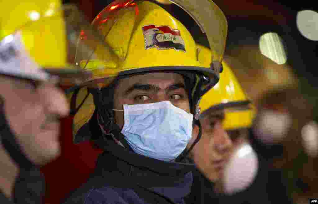 Las fuerzas de seguridad iraquíes, algunas con máscaras protectoras, rinden homenaje al personal de salud por sus esfuerzos durante la crisis pandémica del coronavirus, en la ciudad sureña de Basora, el 7 de abril de 2020. El ministerio de salud dice que el COVID-19 ha matado a 56 iraquíes e infectado a más de 800 personas más. Pero muchos sospechan que los números reales son mucho más altos.