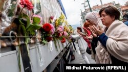 Kamion sa tabutima 35 žrtava genocida u Srebrenici zaustavio se u Sarajevu, 9. juli 2018.