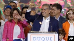 Ivan Duque, candidat du Parti du centre démocratique, célèbre sa victoire lors du second tour des élections présidentielles à Bogota, en Colombie, dimanche 17 juin 2018. Duque a battu Gustavo Petro, ancien rebelle gauchiste et ancien maire de Bogota. (AP Photo / Fernando Vergara)