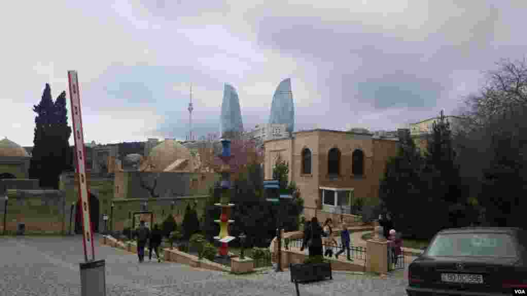 سازه‌های مدرن باکو بر فراز بافت سنتی شهر عکس: حسین (ارسالی شما)