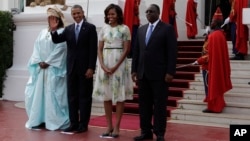 27일 세네갈 다카르의 대통령 궁에 도착한 바락 오바마 미국 대통령과 마키 살 세네갈 대통령 내외가 환영 행사에 참석했다.