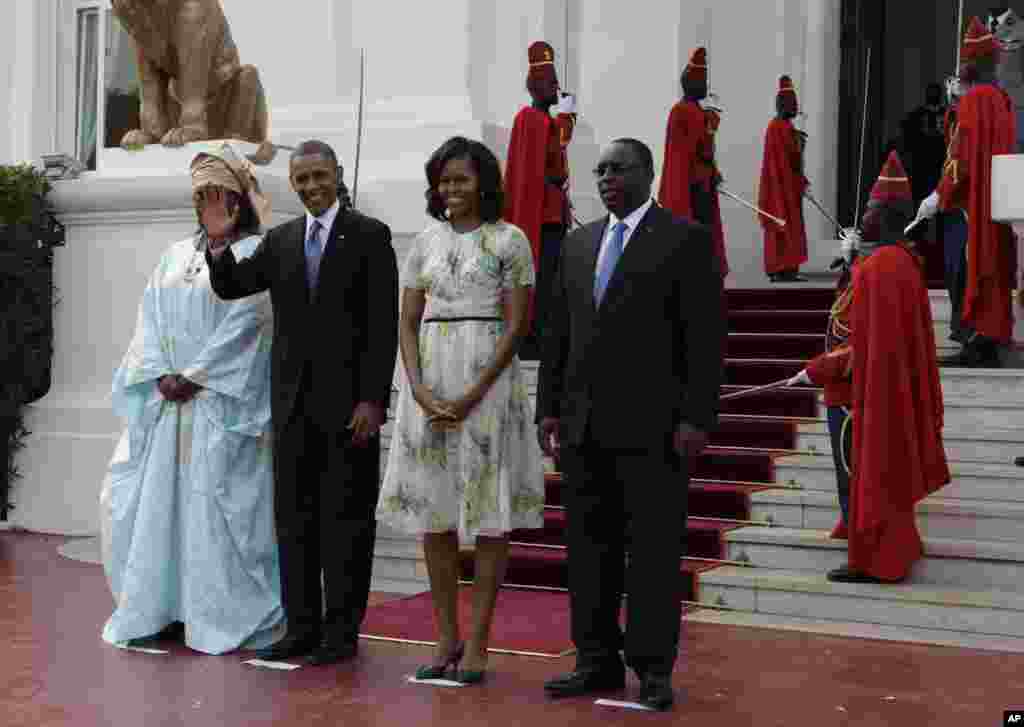 Predsednik Obama i prva dama Mišel Obama sa predsednikom Senegala Meki Solom i njegovom suprugom Mariam Fej Sol ispred predsedničke rezidencije u Dakaru. 