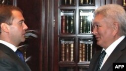 რუსეთის პრეზიდენტი დმიტრი მედვედევი და ყირგიზეთის პოლიტიკური პარტია არ-ნამისის ლიდერი ფელიკს კულოვი, მოსკოვი, კრემლი, 22 სექტემბერი 2010 წ.