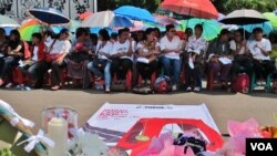 Jemaat Gereja Kristen Indonesia Yasmin (GKI Yasmin) di Bogor dan HKBP Filadelfia di Bekasi menggelar ibadah Paskah di seberang Istana Merdeka, Jakarta Pusat hari Minggu 27/3 (VOA/Fathiyah).