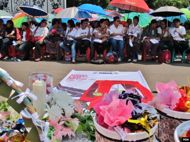 Jemaat Gereja Kristen Indonesia Yasmin (GKI Yasmin) di Bogor dan HKBP Filadelfia di Bekasi menggelar ibadah Paskah di seberang Istana Merdeka, Jakarta Pusat Minggu 27/3 (VOA/Fathiyah).
