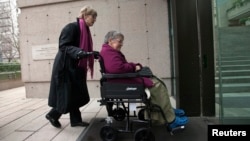 Bà Gloria Taylor (phải) đi vào Tòa án Tối cao British Columbia với sự giúp đỡ của bà Lee Carter, một đồng nguyên đơn trong trường hợp thách thức pháp luật về trợ giúp tự tử tại Vancouver, British Columbia, ngày 01 tháng 12 năm 2011.