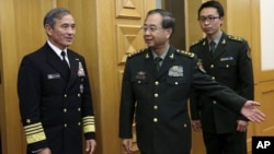 2015年11月3日美国太平洋司令部司令、海军上将哈利·哈里斯（左）和中国人民解放军总参谋长房峰辉（中）在北京