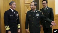 중국 베이징을 방문한 해리 해리스 미 태평양사령관(왼쪽)이 3일 인민해방군의 팡펭휘이 총참모부장(가운데)의 안내를 받으며 회의장으로 이동하고 있다. 