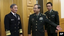 2015年11月3日美国太平洋司令部司令、海军上将哈利·哈里斯(左)和中国人民解放军总参谋长房峰辉(中)在北京
