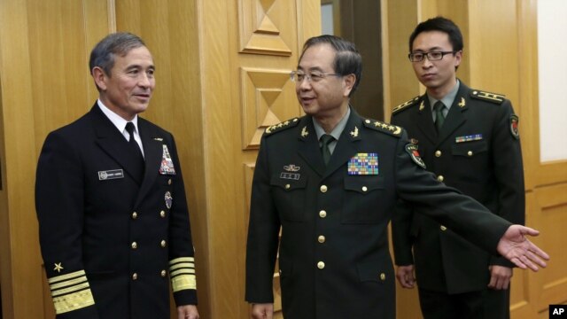 El almirante de la Armada estadounidense Harry B. Harris, Jr., jefe del Comando del Pacífico (izquierda) al llegar a una reunión en el edificio Bayi, en Beijing, China, el martes, 3 de noviembre de 2015.

