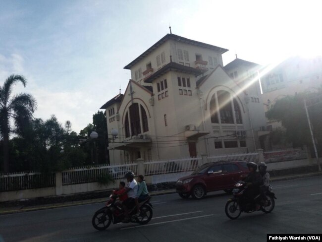 Gereja Koinonia, Jatinegara merupakan salah satu gereja yang menjadi sasaran bom tahun 2000. (VOA/Fathiyah)