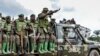 Des soldats des FARDC (Forces Armées de la République Démocratique du Congo) assis sur un véhicule militaire lors d’une opération contre des rebelles des Forces Démocratiques Alliées (ADF) à Opira, Nord Kivu, le 25 janvier 2018.