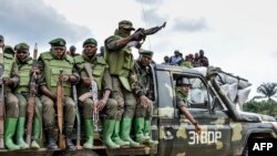 Des soldats des Forces Armées de la République Démocratique du Congo sur un véhicule militaire lors d’une opération contre des rebelles des Forces Démocratiques Alliées (ADF) à Opira, Nord Kivu, le 25 janvier 2018.