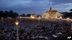 Cambodian mourners gather for prayer to the Cambodia's late King Norodom Sihanouk in front of the Royal Palace in Phnom Penh, Cambodia, Tuesday, Oct. 23, 2012. King Norodom Sihamoni and his mother, Queen Monineath on Tuesday visited mourners gathered in front of the Royal Palace from across the country to pay tribune to late Cambodian king Norodom Sihanouk.
