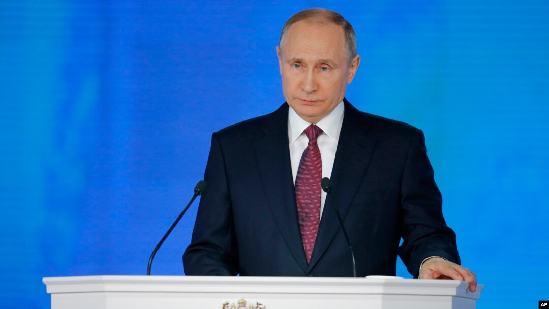 Presiden Rusia Vladimir Putin menyampaikan pidato tahunannya di Manezh, Moskow, Rusia, Kamis, 1 Maret 2018.
