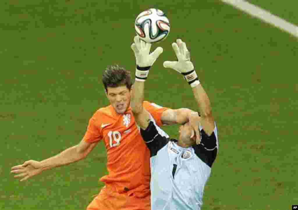 RECROP - Netherlands' Klaas-Jan Huntelaar fouls Costa Rica's goalkeeper Keylor Navas during the World Cup quarterfinal soccer match between the Netherlands and Costa Rica at the Arena Fonte Nova in Salvador, Brazil, Saturday, July 5, 2014. (AP Photo/Themb