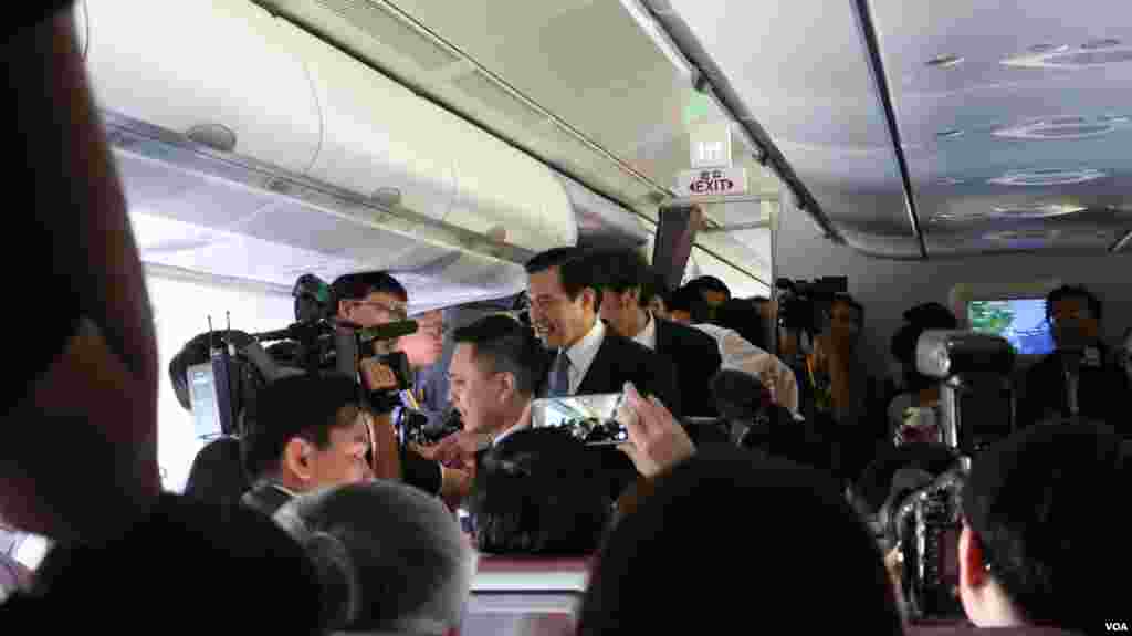 马英九总统在专机上与媒体互动 （美国之音记者李逸华拍摄）