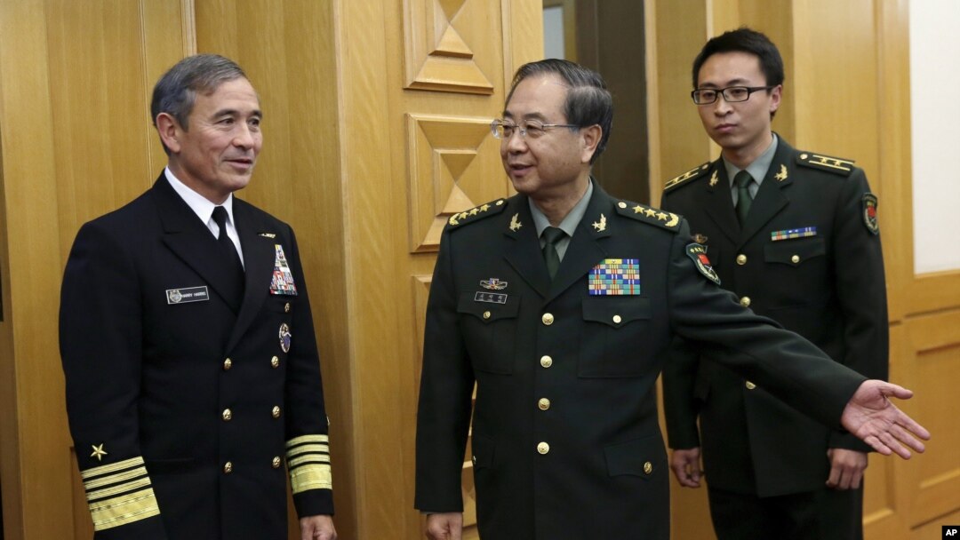 2015年11月3日美國太平洋司令部司令、海軍上將哈里斯（左）和中國人民解放軍總參謀長房峰輝（中）在北京