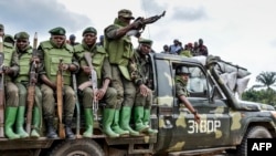 Des soldats des FARDC (Forces Armées de la République Démocratique du Congo) assis sur un véhicule militaire lors d’une opération contre des rebelles des Forces Démocratiques Alliées (ADF) à Opira, Nord Kivu, le 25 janvier 2018.