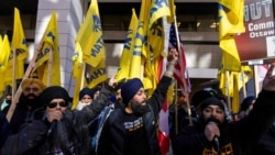 Sejumlah demonstran Sikh menggelar aksi protes di luar gedung Konsulat India di Toronto, Kanada, pada 18 Oktober 2024. (Foto: Reuters/Carlos Osorio)