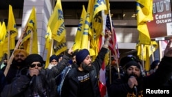 Sejumlah demonstran Sikh menggelar aksi protes di luar gedung Konsulat India di Toronto, Kanada, pada 18 Oktober 2024. (Foto: Reuters/Carlos Osorio)