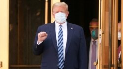 Президент Трамп 5 листопада 2020 р. на виході з лікарні у Вашингтоні, де він провів чотири дні.