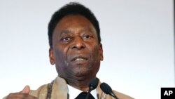 Pelé reçoit l'Ordre Olympique lors d'une cérémonie au Musée Pelé de Santos au Brésil, le 16 juin 2016.