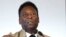 Pelé reçoit l'Ordre Olympique lors d'une cérémonie au Musée Pelé de Santos au Brésil, le 16 juin 2016.