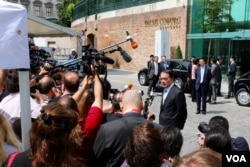 Officials taking part in the Iran nuclear talks speak to the media outside the Palais Coburg hotel, Vienna, Austria, June 28, 2015. (Brian Allen/VOA)