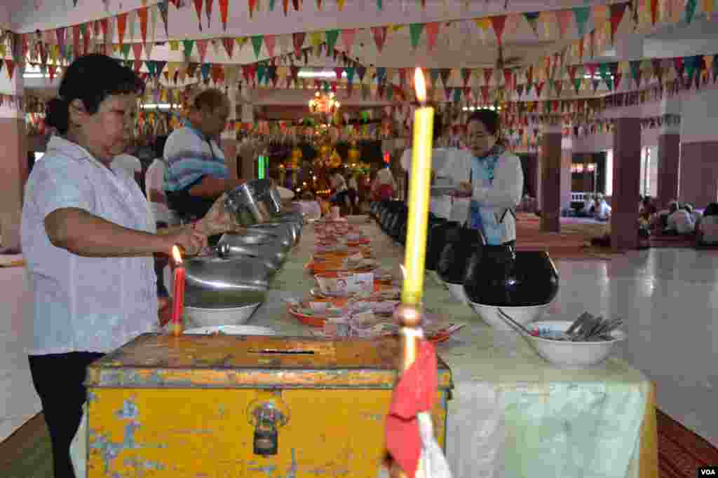 ទិដ្ឋភាព​ទូទៅ​នៅ​ថ្ងៃ​កាន់​បិណ្ឌ​ទី​ពីរ​នៃ​ពិធី​បុណ្យ​ភ្ជុំ​បិណ្ឌ នៅ​វត្ត​កោះ​ ក្នុង​ក្រុង​ភ្នំពេញ​ ថ្ងៃ​អង្គារ ទី​២៦ ខែ​កញ្ញា ឆ្នាំ​២០១៨។ (ណឹម សុភ័ក្រ្តបញ្ញា/VOA)