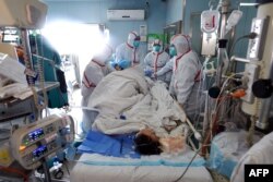 资料照：一名H7N9禽流感患者在中国湖北省武汉的一家医院接受治疗。(2017年2月12日)