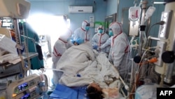 Un patient souffrant de grippe aviaire causé par le virus H7N9 est traité dans un hôpital de Wuhan, dans la province du Hubei, dans le centre de la Chine, le 12 février 2017.