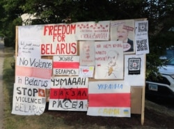 The Belarusian community in the Chicago area supports protestors in Belarus who have faced violence in the past few weeks at the hands of police, August 22, 2020. (Kulsoom Khan/VOA)