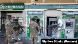 Abasirikare bariko bagenzura igice ca Soweto, mu gisagara ca Johannesburg, ku musi wa kabiri, italiki 13, ukwezi kw'indwi, umwaka w'i 2021