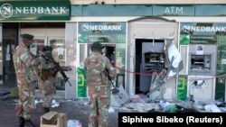 Južnoafrički vojni vojnici u patroli tokom nereda