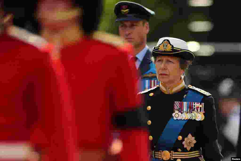 William, el príncipe de Gales (C) de Gran Bretaña y la princesa Ana, princesa real de Gran Bretaña, caminan detrás del ataúd de la Reina Isabel II, durante una procesión desde el Palacio de Buckingham hasta el Palacio de Westminster, en Londres, el 14 de septiembre de 2022. ISABEL INFANTES/vía REUTERS