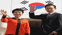 성남 서울공항에서 전용기에 올라 손을 흔드는 이명박 대통령과 부인 김윤옥 여사