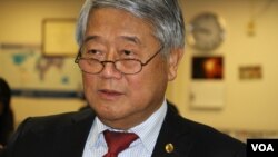 Hong Lim, a member of the Victorian Legislative Assembly in Australia since 1996, visits VOA headquarters in Washington DC, October 5, 2017. (Ten Soksreinith/VOA Khmer) 