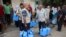 Petugas kesehatan membawa kontainer berisi vaksin polio selama kampanye vaksinasi di Zawayda di Jalur Gaza tengah pada Minggu 1 September 2024.