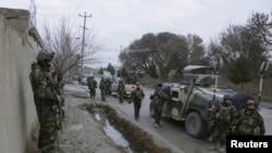 Tentara Angkatan Darat Afghanistan (ANA) terus berjaga di dekat konsulat India di Mazar-i-Sharif, Afghanistan (4/1).