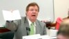 ARCHIVO - El senador estatal Ray Holmberg, republicano por Grand Forks, habla en el Capitolio en Bismarck, en Dakota del Norte, EEUU, en abril de 2007. 